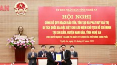 Ông Nguyễn Anh Tuấn, Phó TGĐ Tập đoàn T&T Group (bên phải) bàn giao hồ sơ quy hoạch cho ông Bùi Đình Long, Phó Chủ tịch UBND tỉnh Nghệ An.