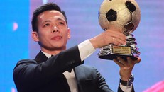 Văn Quyết nhận giải thưởng Quả bóng Vàng Việt Nam năm 2020. - Ảnh: Zing.vn