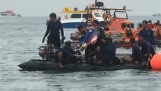 Lực lượng cứu hộ tìm kiếm máy bay hãng hàng không Sriwijaya Air bị rơi ở ngoài khơi Jakarta, Indonesia. (Ảnh: THX/TTXVN)