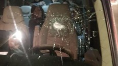 Một trong những chiếc xe bị ném đá gây hư hỏng.