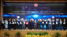 Phó Tổng giám đốc VPBank Đinh Văn Nho (thứ 5 từ trái sang) và các doanh nghiệp ký cam kết đồng hành xây dựng, phát triển Cổng Dịch vụ công quốc gia. (Ảnh: Minh Sơn/Vietnam+)