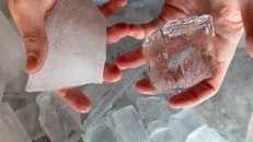 Vì sao nước đá làm tại nhà thường bị vẩn đục?