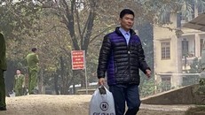Hình ảnh cựu bác sĩ Hoàng Công Lương mãn hạn tù bước ra khỏi cổng trại giam. (Ảnh chia sẻ trên mạng xã hội)