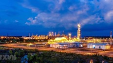 Trong gần 35 năm đổi mới, kinh tế Việt Nam đã đạt tốc độ tăng trưởng cao hơn hẳn thời kỳ trước đổi mới. Ảnh: Cụm công nghiệp khí-điện-đạm Cà Mau mỗi năm đóng góp trên 40% nguồn thu ngân sách và tạo ra hơn 30% việc làm cho lao động địa phương tại tỉnh Cà Mau. (Ảnh: Huỳnh Thế Anh/TTXVN)