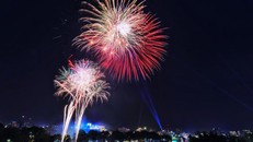 Pháo hoa ở hồ Hoàn Kiếm giao thừa Tết dương lịch 2021. - Ảnh: Vnexpress