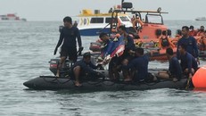 Lực lượng cứu hộ tìm kiếm chiếc máy thuộc hãng hàng không Sriwijaya Air gặp nạn tại vùng biển ngoài khơi Jakarta, Indonesia ngày 10/1/2021. (Ảnh: THX/TTXVN)