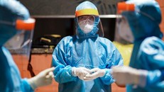 Nhân viên y tế lấy mẫu xét nghiệm người có yếu tố nguy cơ tại sân bay Tân Sơn Nhất. - Ảnh: Zing.vn