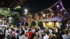 Tối 19/2 nhiều người đã đến chùa Viên Giác tham gia lễ Kỳ An Hội trong dịp đầu năm. - Ảnh: Vnexpress