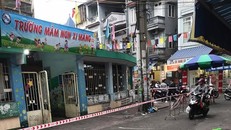 Lực lượng chức năng khoanh vùng tạm thời khu vực bà T. từng lưu trú qua. - Ảnh: Tuổi Trẻ