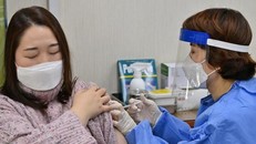 Hàn Quốc tiêm vắc-xin ngừa Covid-19 cho người dân. - Ảnh: Reuters
