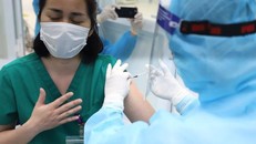 Tiêm vaccine COVID-19 của AstraZeneca cho cán bộ y tế tuyến đầu. - Ảnh: Dân Trí