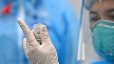 Nhiều quốc gia dừng tiêm vaccine AstraZeneca: Bộ trưởng Y tế nói gì?