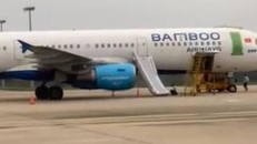 Chiếc máy bay bị bung phao trượt thoát hiểm do hành khách tự ý mở tại sân bay Thọ Xuân - Ảnh: Tuổi Trẻ