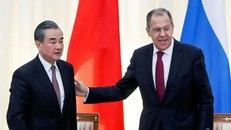 Ngoại trưởng Trung Quốc Vương Nghị và Ngoại trưởng Nga Sergei Lavrov. - Ảnh: Reuters