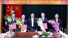 Đồng chí Phan Đình Trạc, Ủy viên Bộ Chính trị, Bí thư Trung ương Đảng, Trưởng Ban Nội chính Trung ương trao quyết định và chúc mừng các cán bộ được bổ nhiệm.