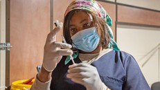 WHO khuyến nghị tăng tỷ lệ tiêm vaccine ngừa COVID-19 tại châu Phi thêm 6 lần