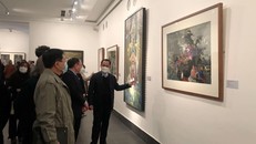 Khách tham quan khu trưng bày mỹ thuật đương đại của Bảo tàng Mỹ thuật Việt Nam.