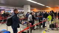 Người dân xếp hàng lên chuyến bay giải cứu tại sân bay Warsaw, Ba Lan