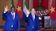 Chủ tịch nước Việt Nam Nguyễn Xuân Phúc và Tổng thống Julius Maada Bio.