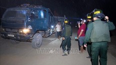 Các đối tượng đang vận chuyển đất đi san lấp mặt bằng bị lực lượng chức năng phát hiện. 