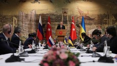 Tổng thống Thổ Nhĩ Kỳ Recep Tayyip Erdogan (giữa) trong cuộc gặp phái đoàn Nga (trái) và Ukraine (phải) tại thành phố Istanbul, ngày 29/3/2022. 