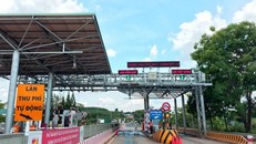 Đẩy nhanh tiến độ triển khai hệ thống thu phí điện tử không dừng tại các dự án đường cao tốc do VEC quản lý.