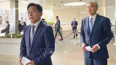 Đặc phái viên Mỹ phụ trách vấn đề Triều Tiên Sung Kim (phải) và Đặc phái viên về hòa bình và an ninh Bán đảo Triều Tiên của Hàn Quốc Noh Kyu-duk phát biểu với báo giới sau cuộc gặp tại Washington, Mỹ, ngày 4/4/2022.