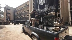 Diễn viên Dima Al Jundi trong một cảnh quay của loạt phim truyền hình "Black Crows". - Ảnh: MBC.