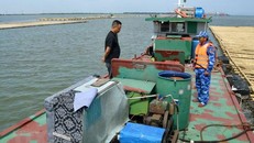 Tàu chở hơn 20.000 lít dầu DO không rõ nguồn gốc bị lực lượng chứ năng Bộ Tư lệnh Vùng Cảnh sát biển 1 tạm giữ