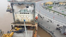 Hải Phòng: Điều tra vụ tàu 12.000 tấn hỏng máy, va chạm bờ kè chân cầu Hoàng Văn Thụ