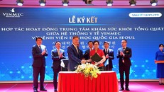 Bà Lê Thúy Anh - Tổng giám đốc Hệ thống Y tế Vinmec và Ông Kim Yon Su - Chủ tịch kiêm Tổng giám đốc Bệnh viện Đại học Quốc gia Seoul đại diện 2 bên ký kết hợp tác dưới sự chứng kiến của Ngài Park Noh Wan - Đại sứ Hàn Quốc tại Việt Nam.
