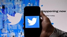 Biểu tượng Twitter trên màn hình điện thoại và máy tính ở Washington, DC, Mỹ.