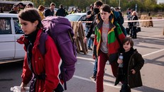 Người dân Ukraine được sơ tán từ thành phố Mariupol tới thành phố Zaporizhzhia ngày 3/5/2022.