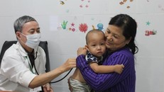 Trẻ đến khám và nhập viện tăng cao thời điểm giao mùa