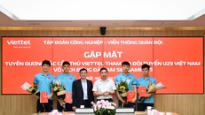 Chủ tịch - TGĐ Tập đoàn Tào Đức Thắng, Bí thư Đảng ủy - PTGĐ Tập đoàn Nguyễn Thanh Nam trao quà cho các cầu thủ.