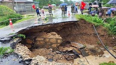 Mưa lũ lớn tại Bắc Bộ: 8 người chết và bị thương, nhiều tuyến đường sạt lở