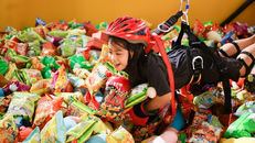 Vincom Mega Mall Royal City nô nức người ghé thăm để thử sức với “máy gắp gấu bông phiên bản người thật”