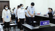 Các bị cáo nghe Viện kiểm sát công bố cáo trạng tại tòa. (Ảnh: TTXVN)