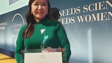 Tiến sĩ Hồ Thị Thanh Vân nhận giải thưởng nữ Nhà khoa học nữ trẻ tài năng thế giới 2022. 