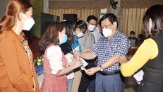 Ông Thái Viết Tường, Giám đốc Sở GD-ĐT tỉnh Quảng Nam, trao quyết định tuyển dụng và phân công công tác cho thí sinh trúng tuyển kỳ thi tuyển dụng viên chức. (Nguồn: thanhnien.vn)