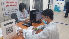 Người lao động đến nhận trợ cấp thất nghiệp tại Trung tâm Dịch vụ việc làm Hà Nội.