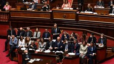 Thủ tướng Italy Mario Draghi (giữa, hàng 3) phát biểu tại phiên bỏ phiếu tín nhiệm chính phủ của Thượng viện ở Rome, ngày 20/7/2022.