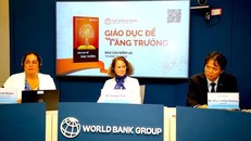Bà Carolyn Turk, Giám đốc WB tại Việt Nam (giữa) cho rằng: Để duy trì tăng trưởng kinh tế với tốc độ mong muốn, Việt Nam cần tăng năng suất ở mức 2-3% mỗi năm - Ảnh: VGP