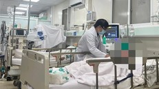 Bác sĩ Bệnh viện Nhân dân Gia Định cấp cứu cho các trường hợp ngộ độc rượu.