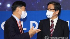 Thứ trưởng Quốc phòng Hàn Quốc Shin Beom-chul (trái) và người đồng cấp Nhật Bản Masami Oka. (Nguồn: Yonhap)