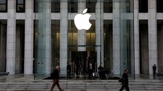 Logo của Apple Inc. trên lối vào cửa hàng Apple trên Đại lộ 5 ở Manhattan, New York, Mỹ. (Nguồn: Reuters)