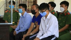 Các bị cáo Nguyễn Tấn Tài (phải), Trần Văn Quang (giữa) và Nguyễn Trung Thành tại phiên xét xử. Ảnh: TTXVN