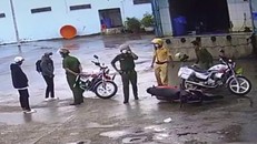 3 cảnh sát Thái, Trung, Phong đã có hành vi bạo lực với 2 thiếu niên (bị camera giám sát của nhà kho ghi lại hình ảnh)
