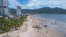 Biển Đà Nẵng 'sạch' thần tốc sau bão