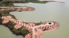 Công trình xâm lấn nghiêm trọng lòng hồ Dầu Tiếng từ trên cao. - Ảnh: TTXVN